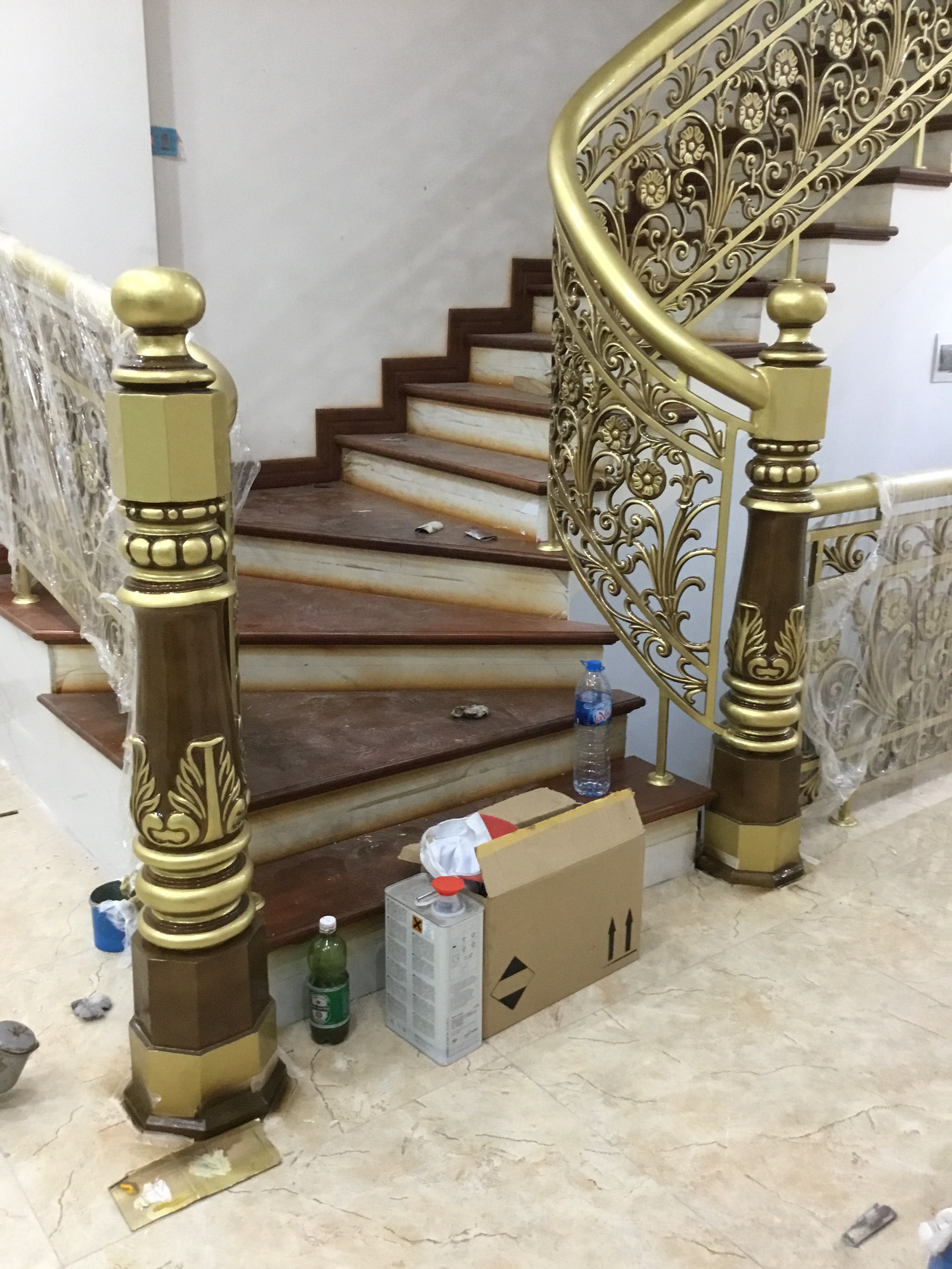 Cầu thang nhôm đúc hoa uốn lượn - CT069