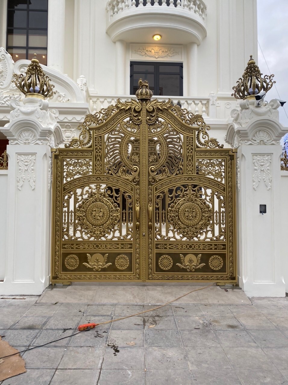 Cổng nhôm đúc hoa văn mẫu C-197