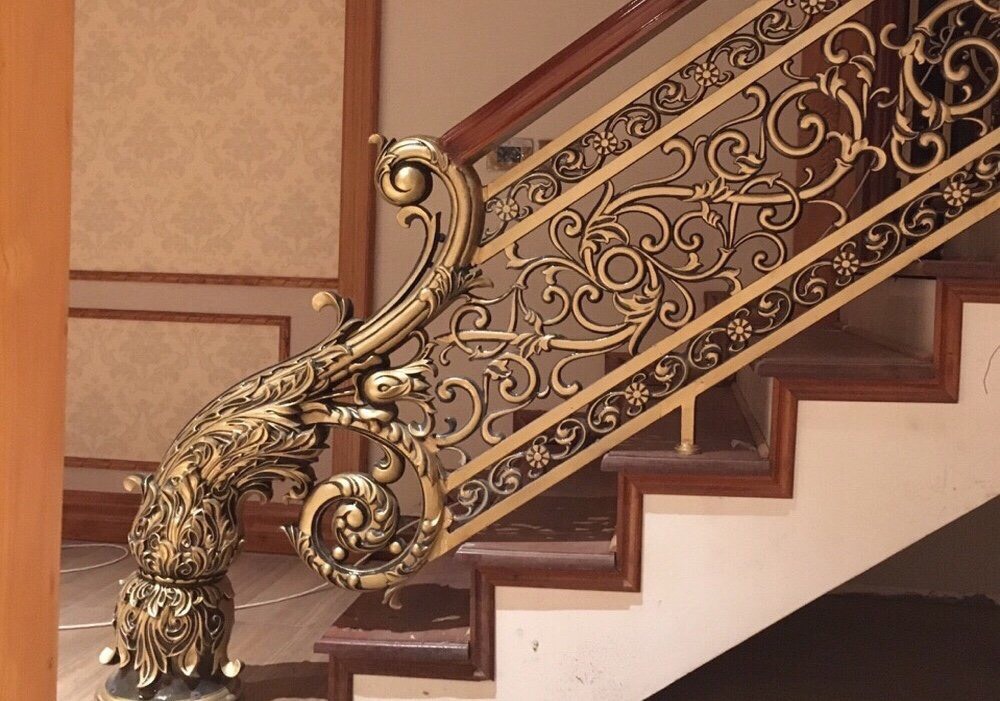 Cầu thang nhôm đúc trụ hoa văn  - CT076