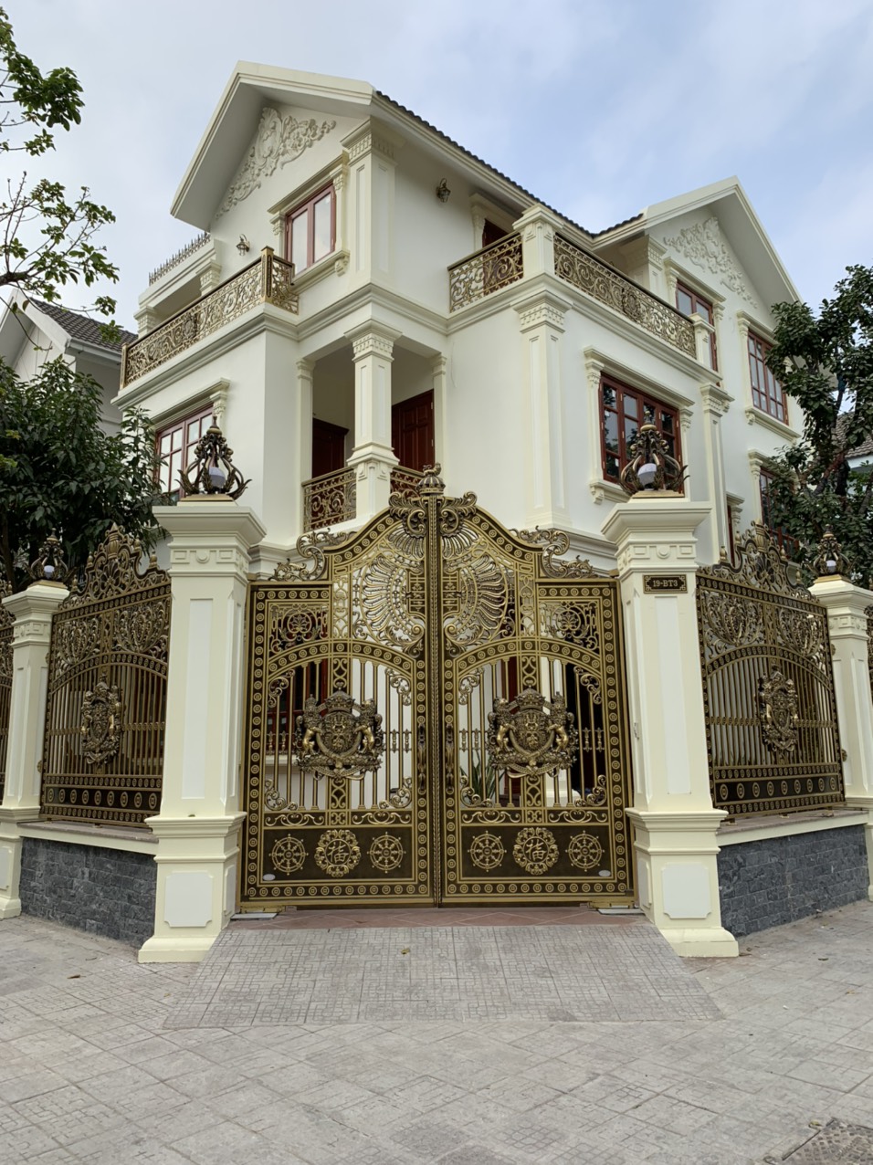 Cổng nhôm đúc Buckingham mẫu C-194