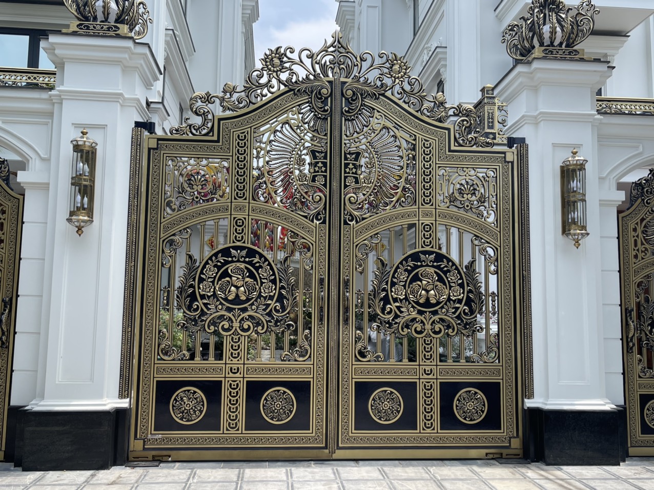 Cổng nhôm đúc hoa mẫu C-190