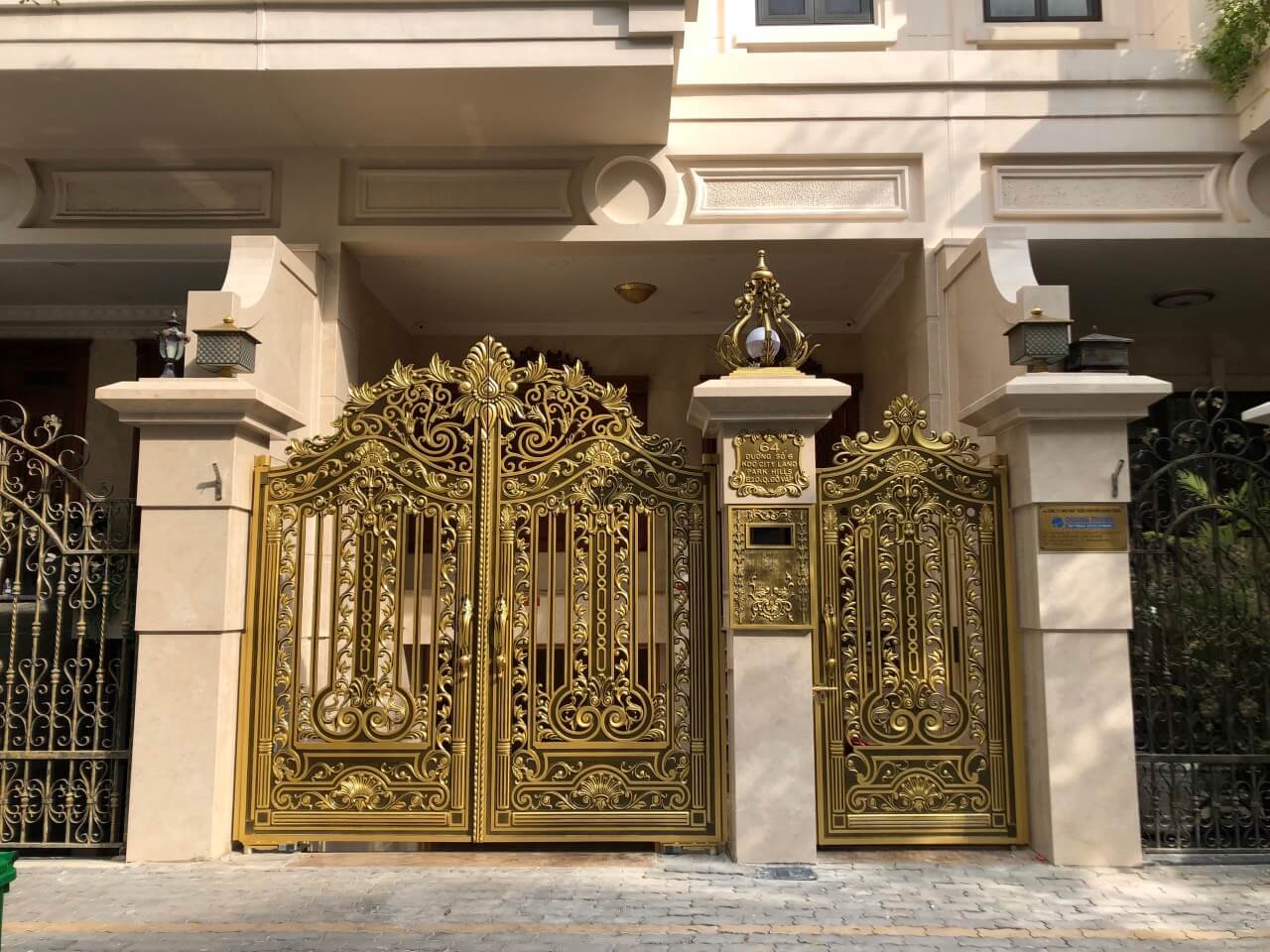 Cổng nhôm đúc hoa văn mẫu C-193