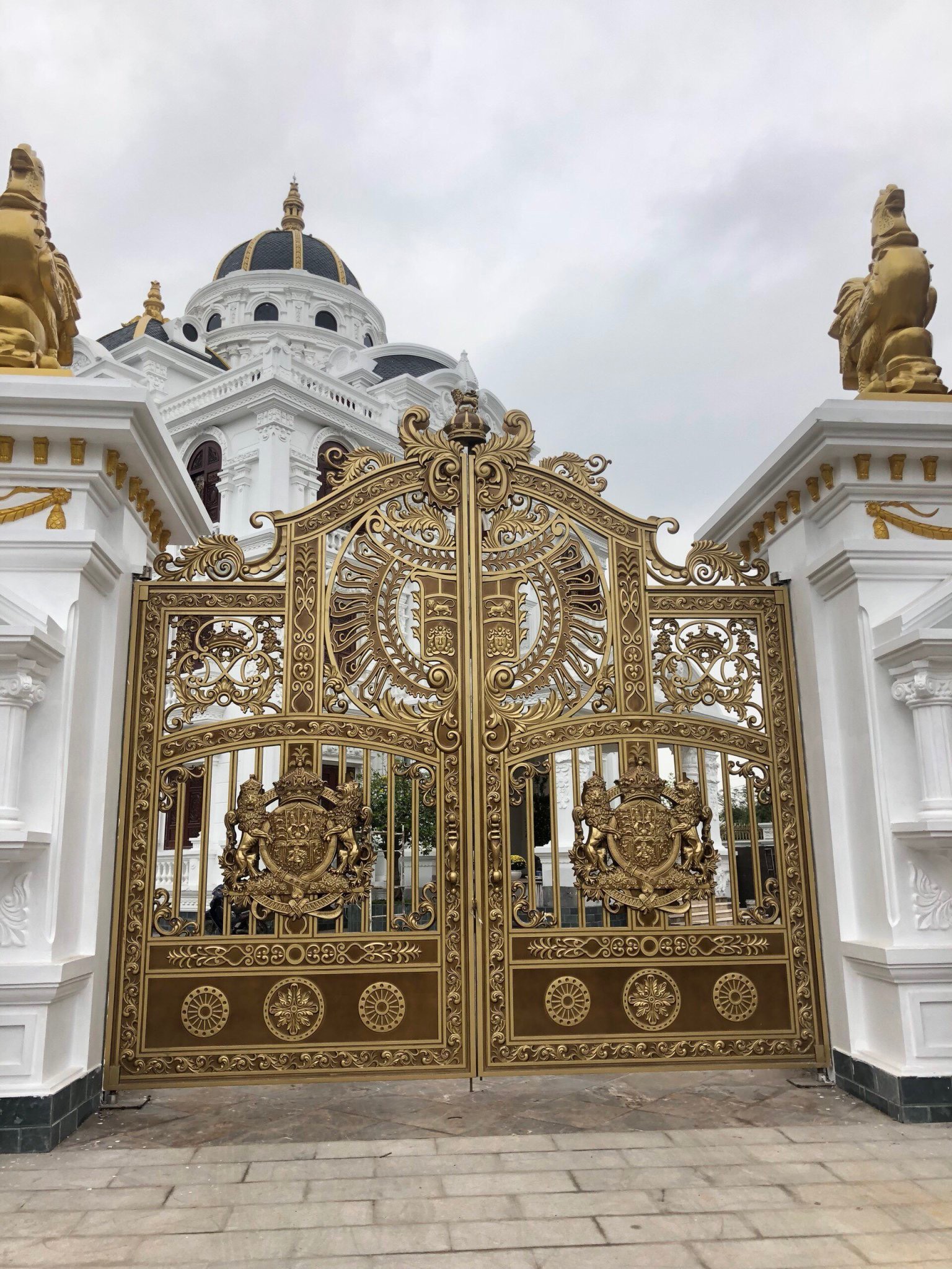 Cổng nhôm đúc Buckingham mẫu C-195