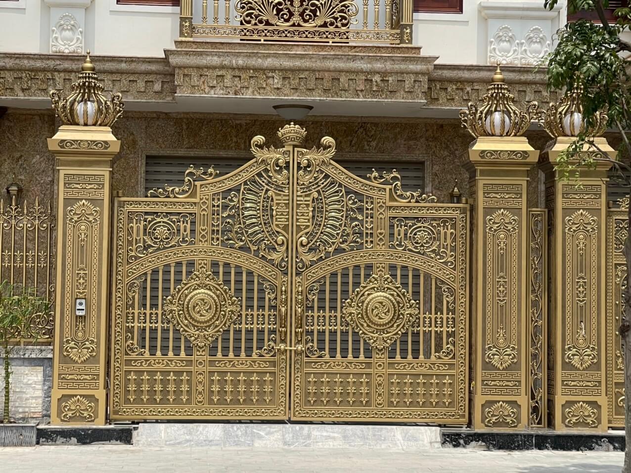 Cổng nhôm đúc hoa văn mẫu C-160