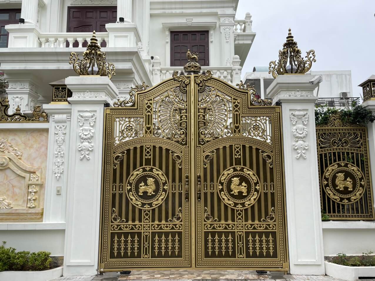 Cổng nhôm đúc tỳ hưu mẫu C-168