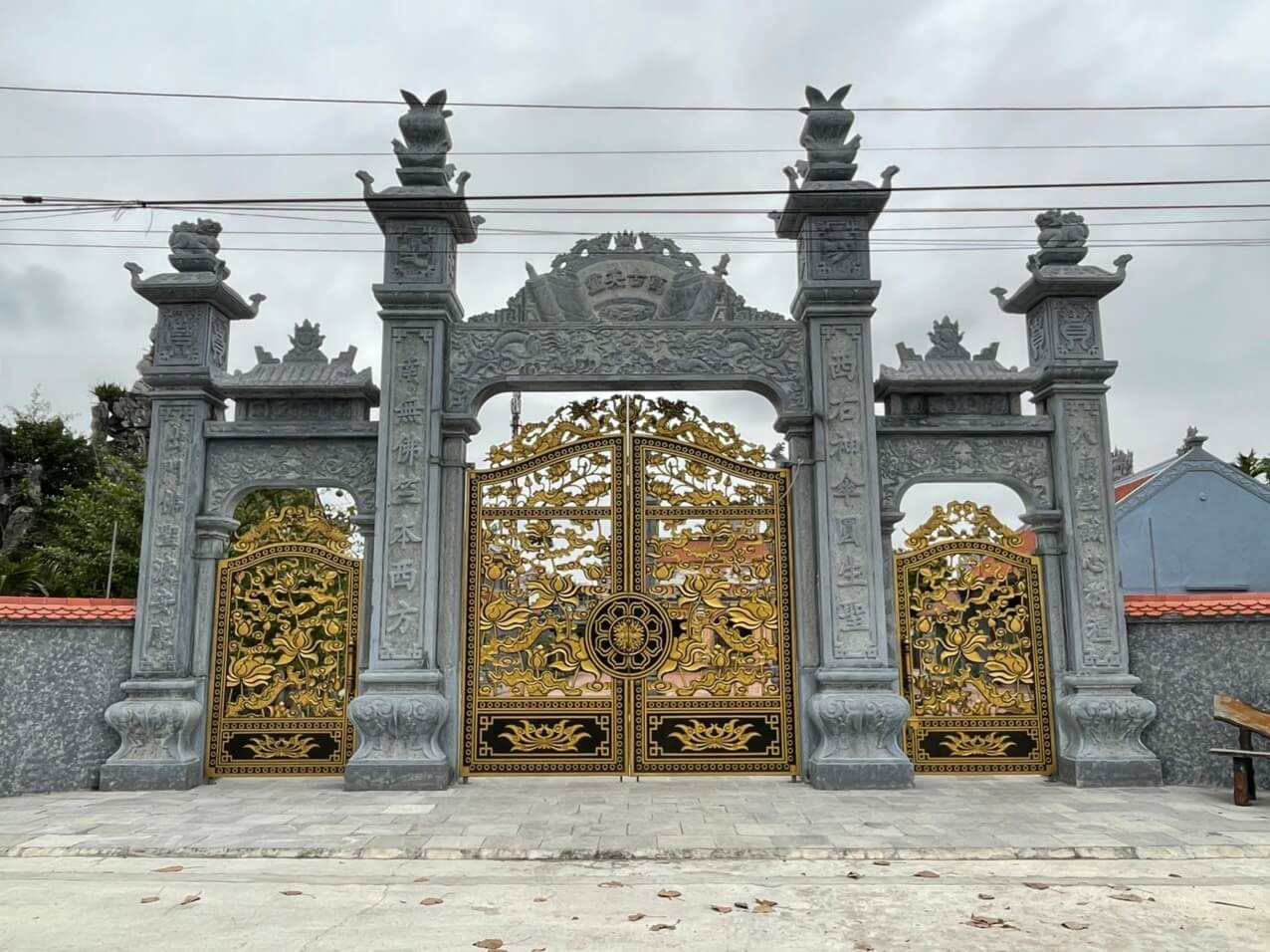 Cổng nhôm đúc nhà Chùa mẫu C-171