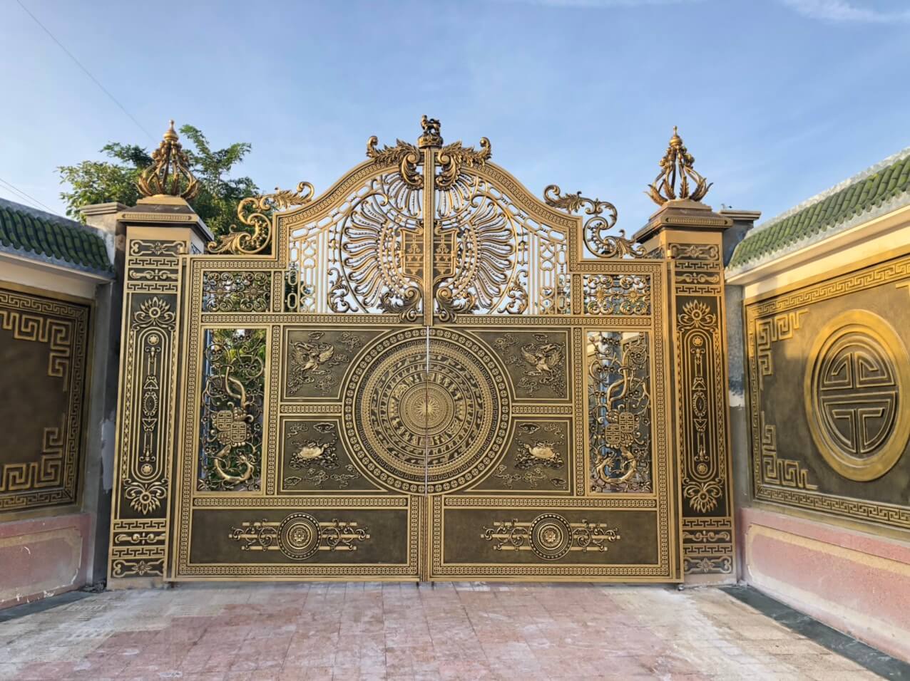 Cổng nhôm đúc trống đồng mẫu C-148