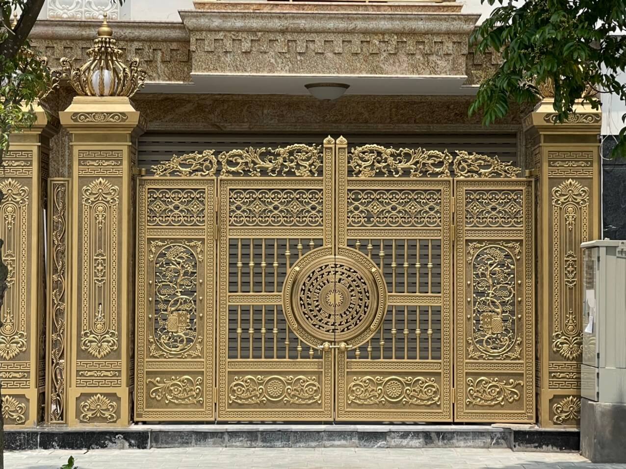 Cổng nhôm đúc trống đồng mẫu C-149