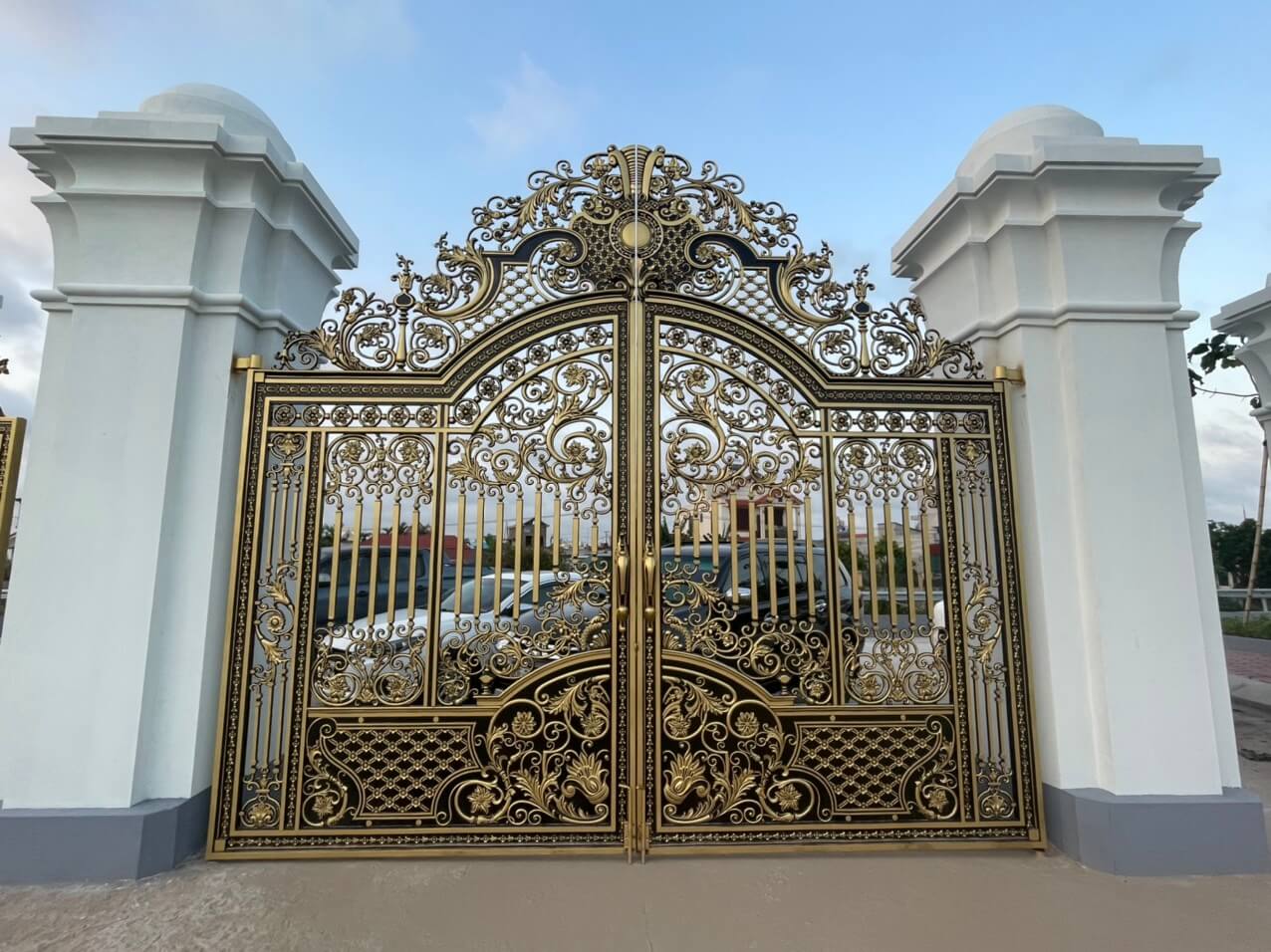 Cổng nhôm đúc hoa văn mẫu C-158